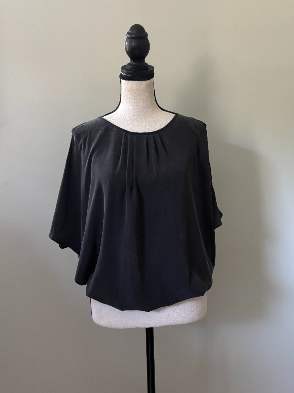 Joie Dark Grey Silk Cold Shoulder Butterfly Sleeve Blouse Size XXS Like New